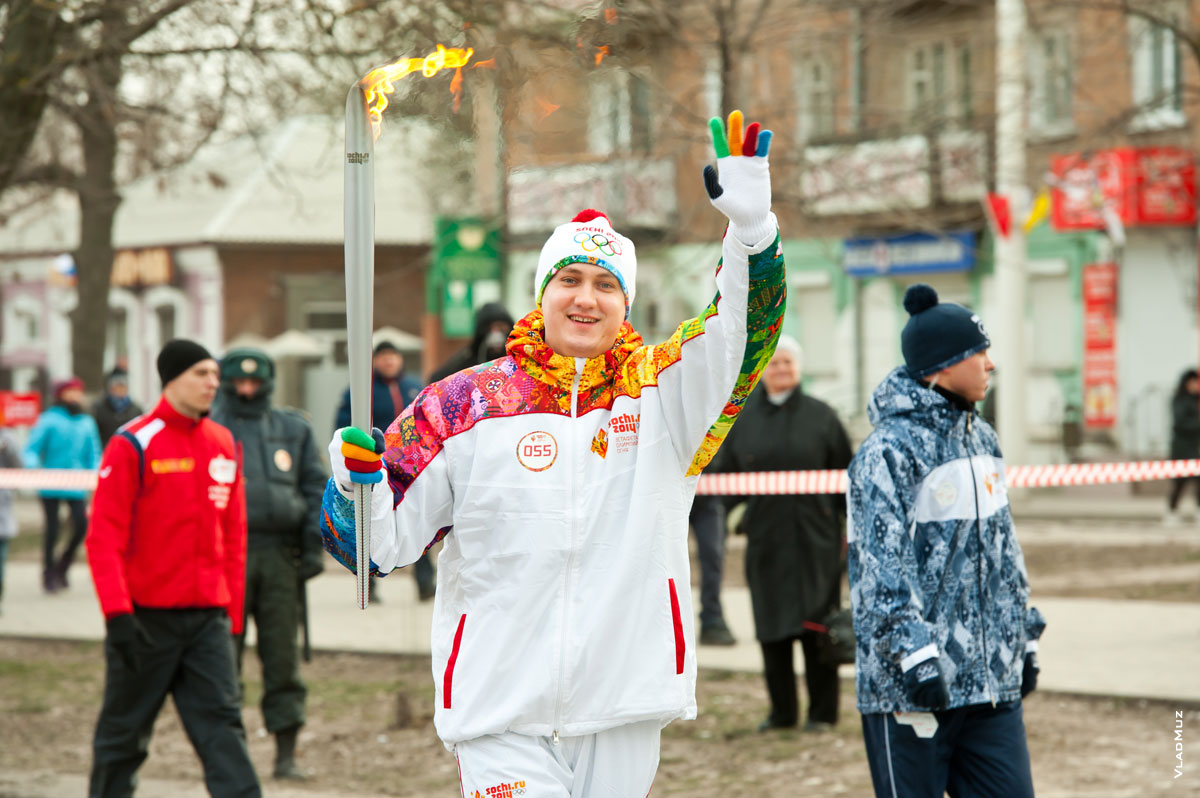 Фото участника эстафеты Олимпийского огня в Новочеркасске на Баклановском проспекте