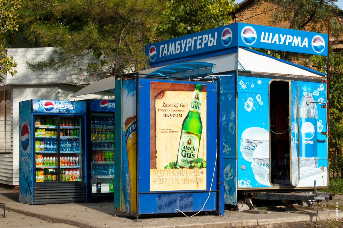 Этот яркий симбиоз шаурмы с пепси можно увидеть в Новочеркасске в районе круга у спуска Герцена