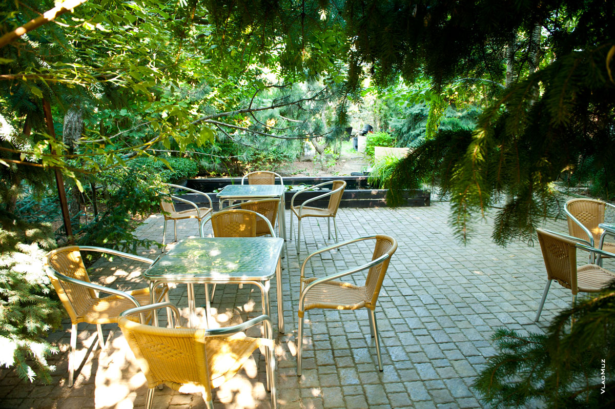 Фото столиков и стульев на площадке у входа в парк Толоконникова