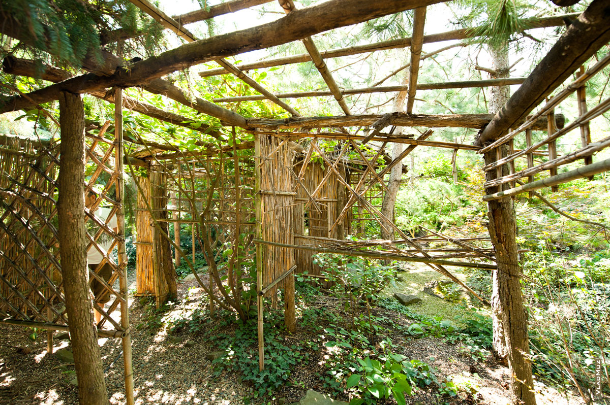 Фото коридоров в парке Толоконникова из тростниковых и бамбуковых декораций