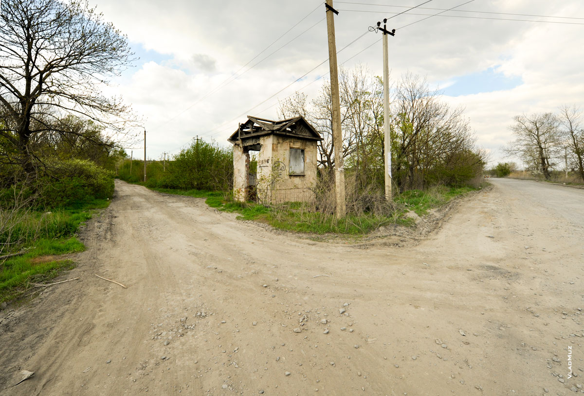 Фото въезда в детский лагерь «Звездочка Ильича» и разрушенного КПП