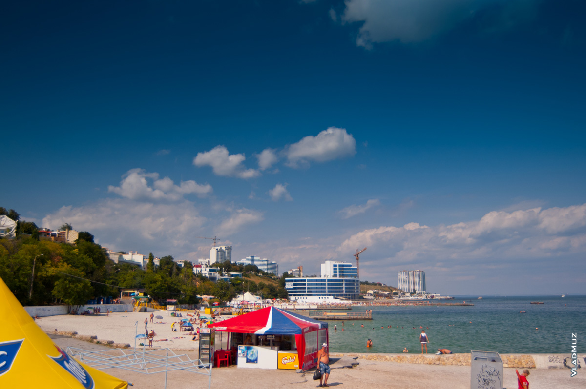 Фото Одессы: пляж 10-я Фонтана, вдали - спа-отель «Маристелла Клаб»
