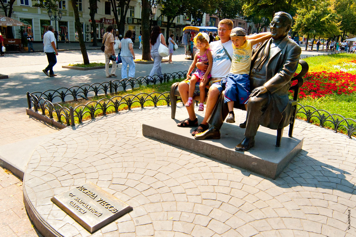 Фото города Одессы - памятник Утесову на Дерибасовской