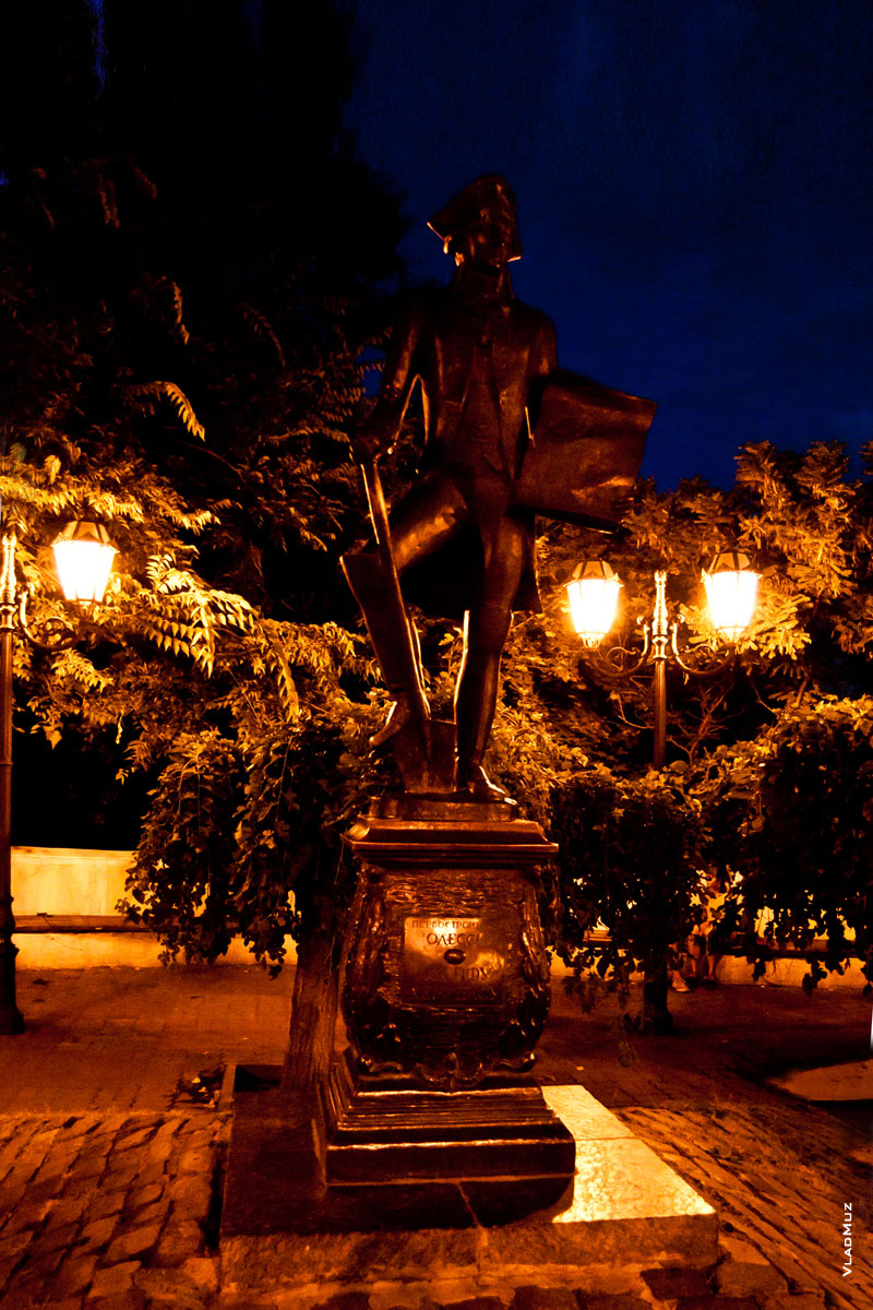 Фото 15 города Одессы - памятник Иосифу Дерибасу на Дерибасовской ночью