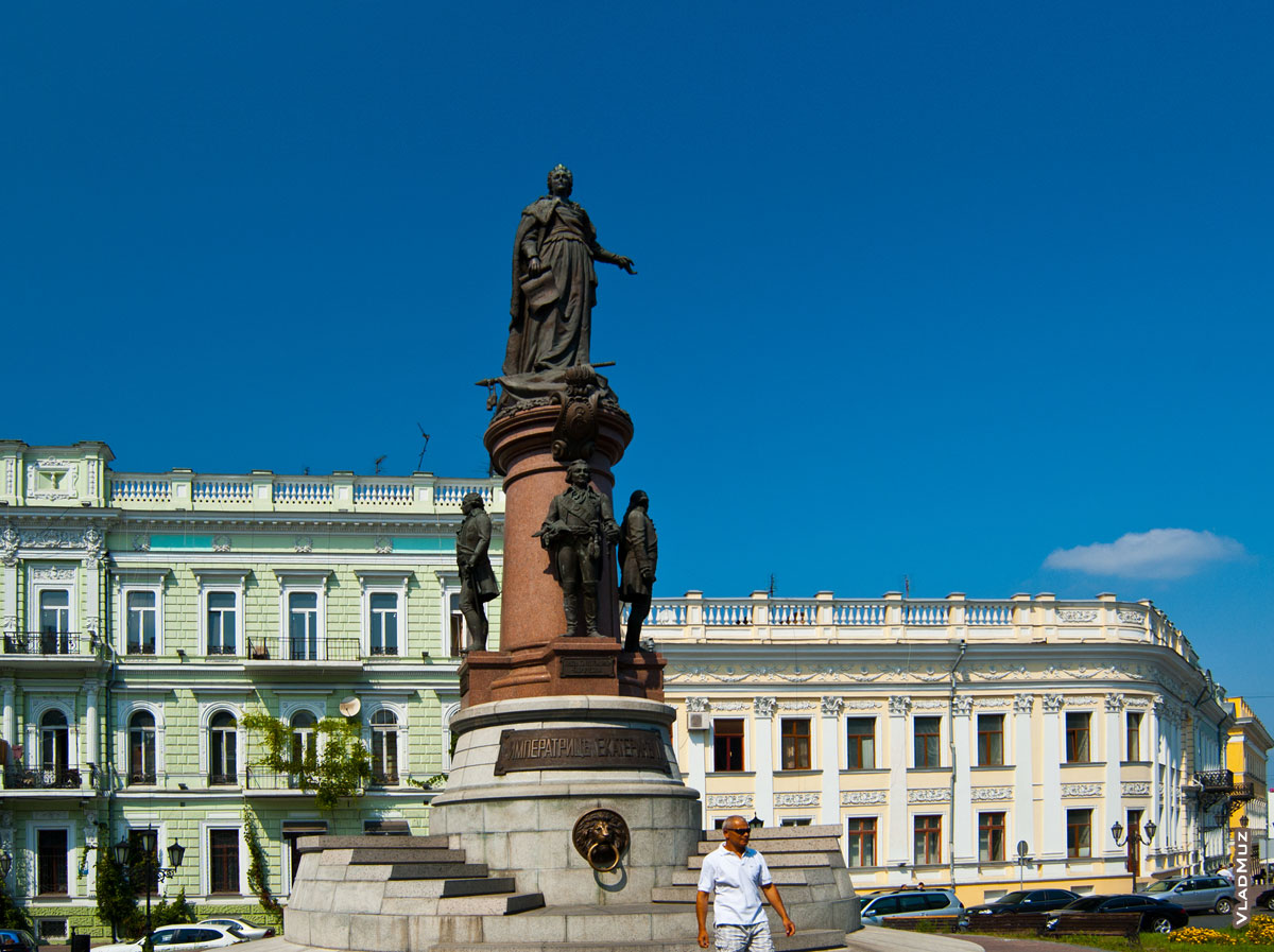 Одесса, фото памятника основателям Одессы — императрице Екатерине II  и её сподвижникам (де Рибасу, де Волану, Потемкину и Зубову) на Екатерининской площади