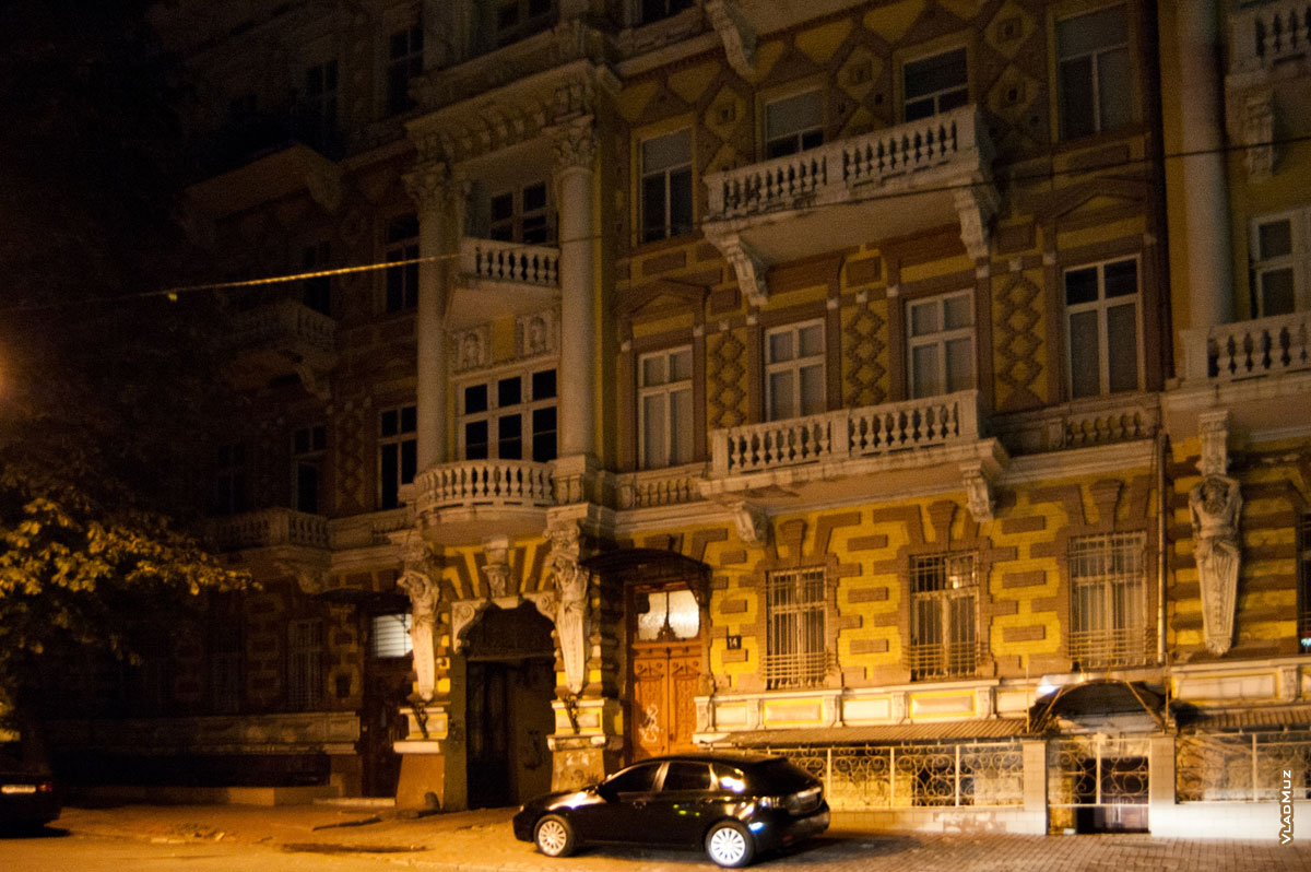 Фото города Одессы - старинный дом №14 на улице Гоголя ночью