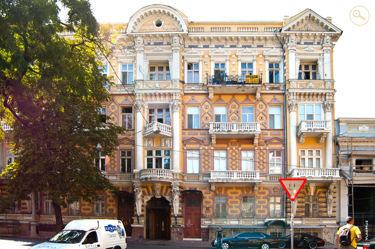Фото города Одессы - старинный дом №14 днем на улице Гоголя
