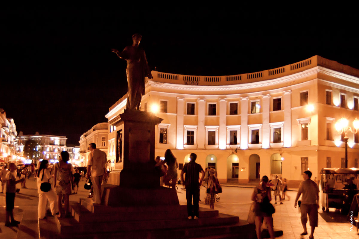 Дюка де Ришелье окружают полукруглые здания. Там вдали светится Екатерининская площадь