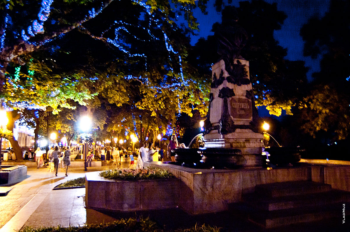 Вид на Приморский бульвар ночью со стороны памятника Пушкину