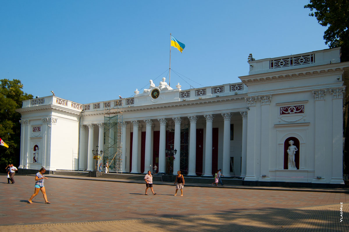 Фото здания мэрии Одессы днем