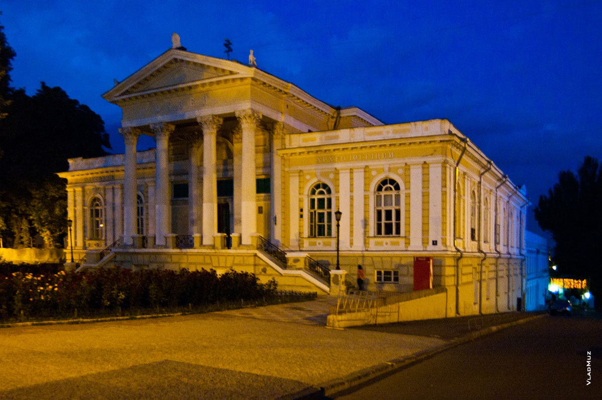 Здание Одесского археологического музея в ночном свете