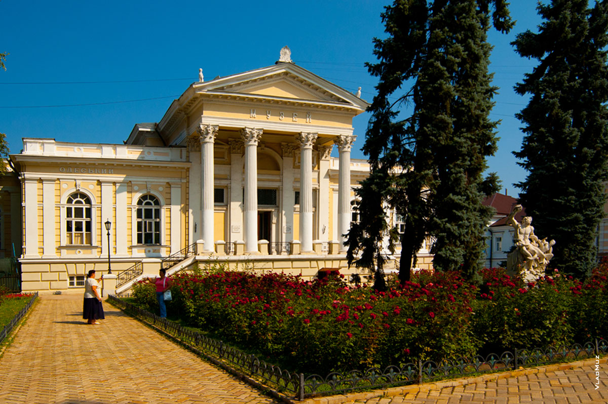 Здание Одесского археологического музея днем