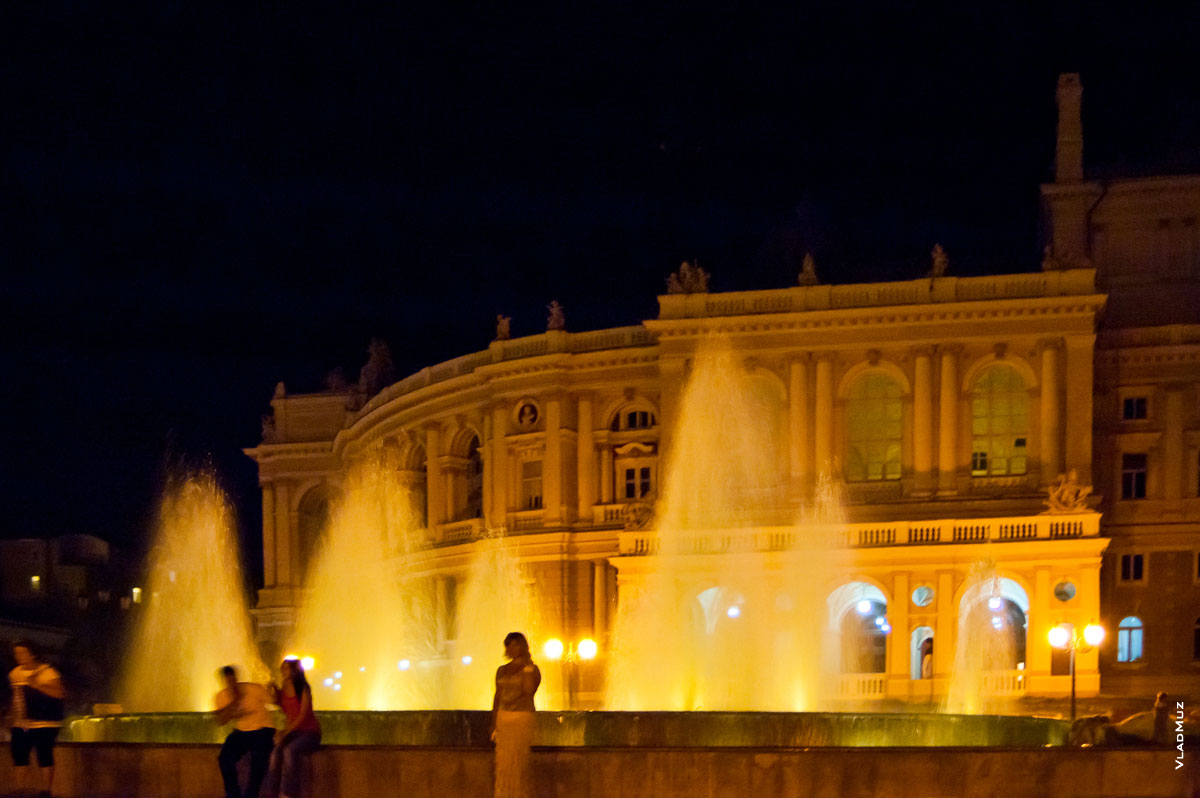 Фото 33 города Одессы - фонтаны у бокового фасада Одесского театра оперы и балета ночью