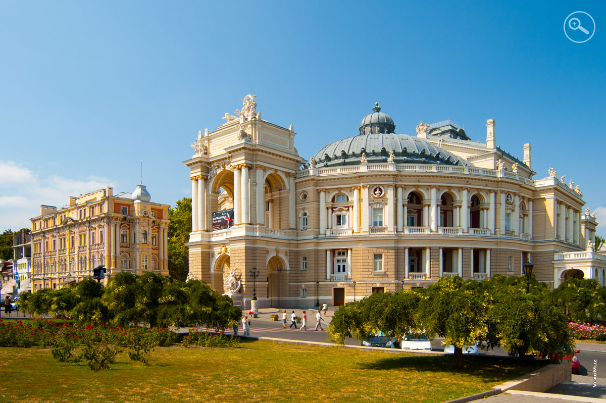 Бывший дом Навроцкого и Одесский театр оперы и балета