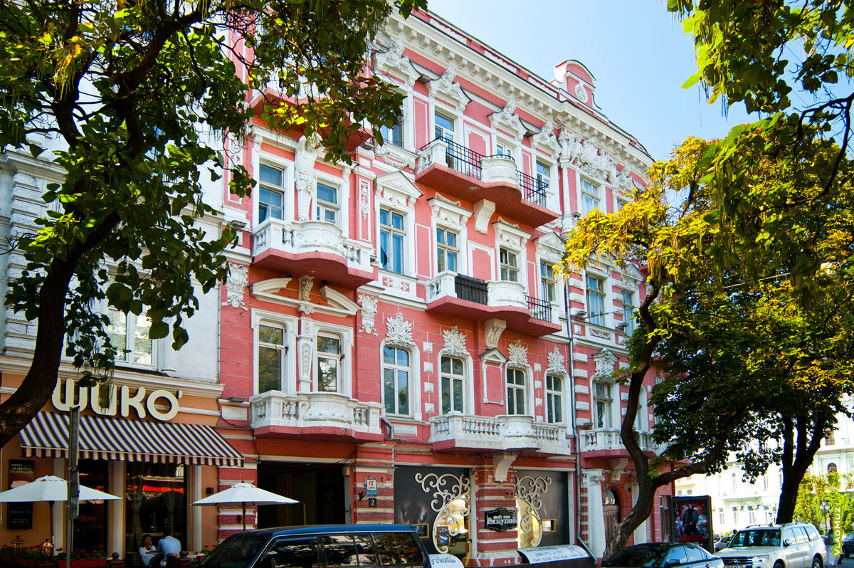 Фото города Одессы - красивый розовый дом на Екатерининской площади