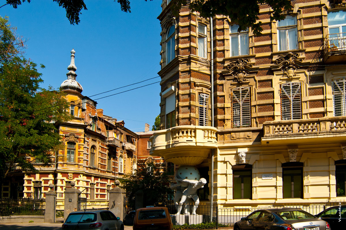 Фото 2. Дом с атлантами на улице Гоголя в Одессе, вид с другого ракурса