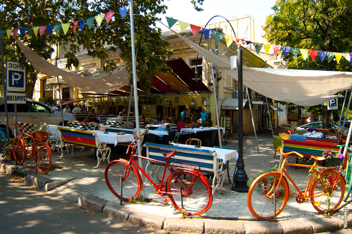 Фото 47 города Одессы - кафе «Гоголь-Моголь» и цветные велосипеды