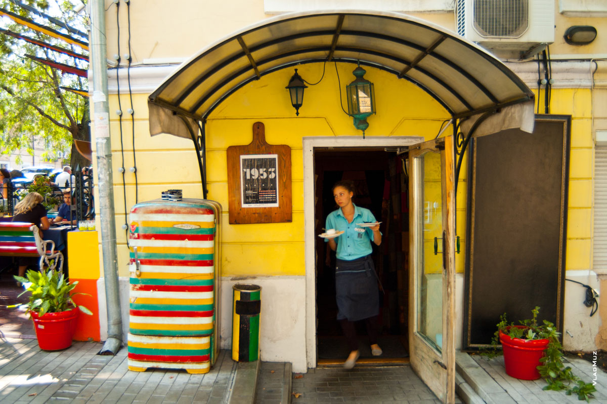 Фото 52 города Одессы - вход в кафе «Гоголь-Моголь»