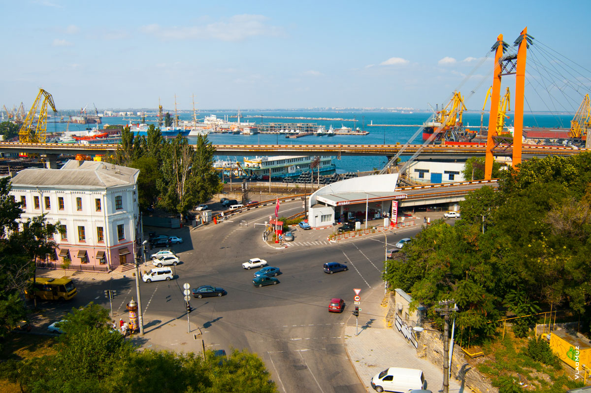 Фото с моста на Военный спуск и Приморскую улицу в Одессе, вдали — Практическая гавань