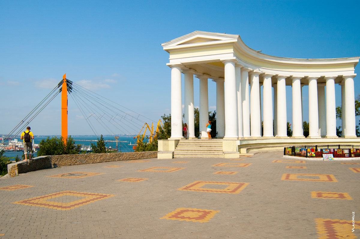 Фото 59 города Одессы - колоннада перед Воронцовским дворцом в Одессе