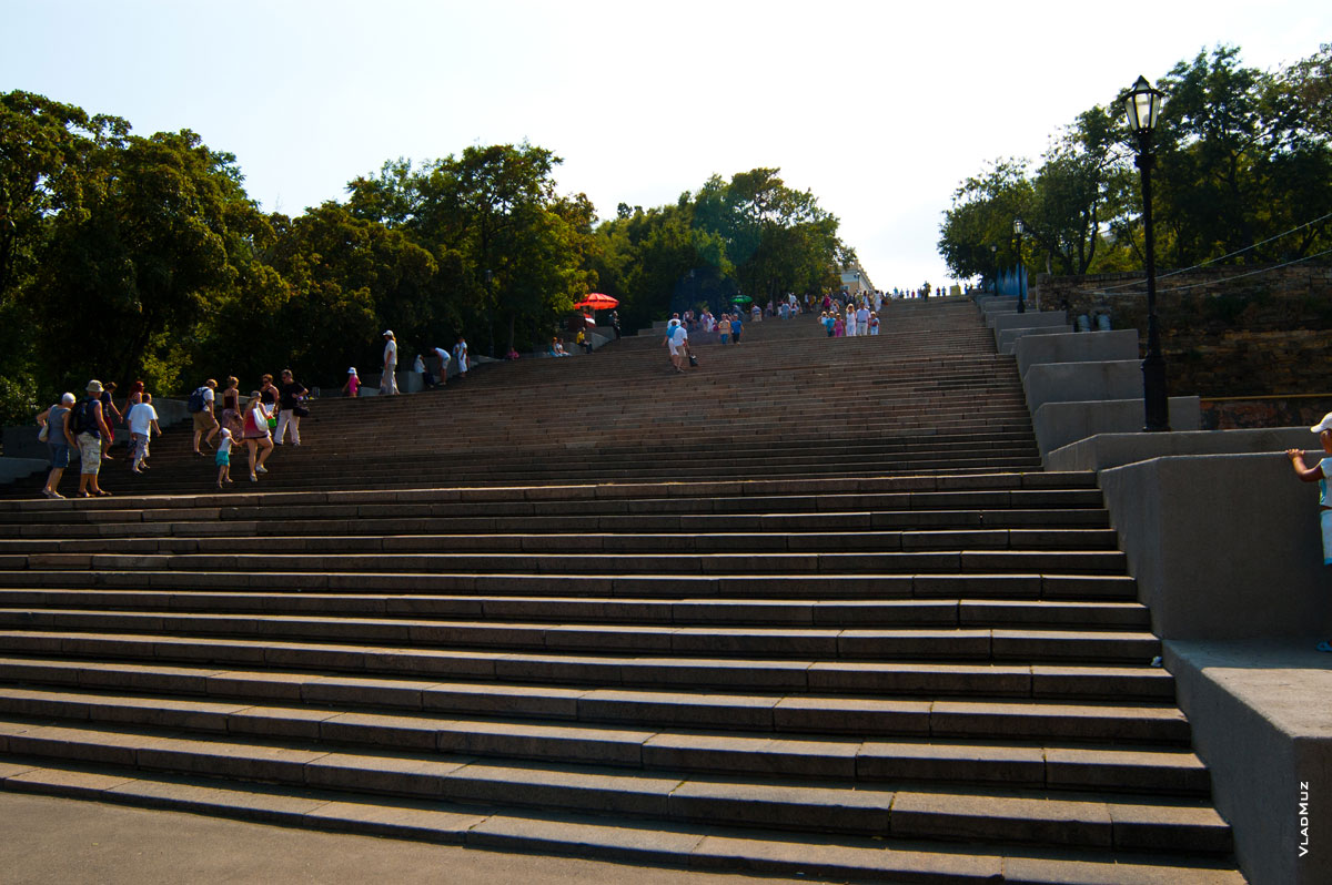 Фото 67 города Одессы - вид на Потемкинскую лестницу снизу