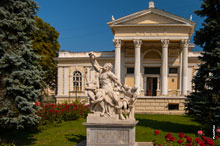 HD-фото копии скульптуры Laocoon на фоне здания Одесского археологического музея в HD-качестве с разрешением 3000 на 2000 пикселей