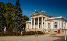 HD-фото фасада здания Одесского археологического музея в HD-качестве с разрешением 2915 на 1805 пикселей