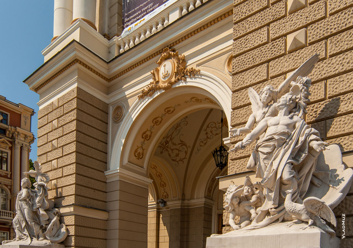 Фото герба Одессы и скульптур на входе в Одесский театр оперы и балета