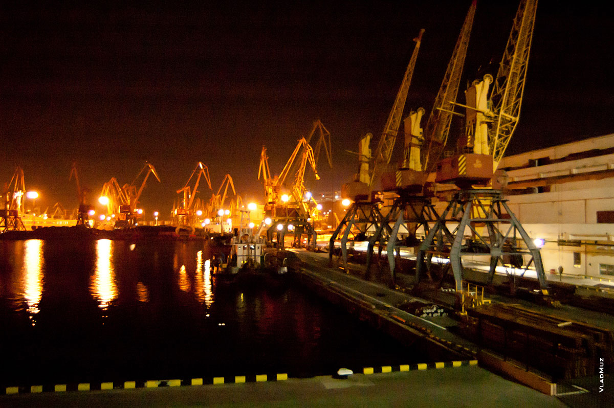 Одесский порт в ночи простерт. И фонари повсюду светятся