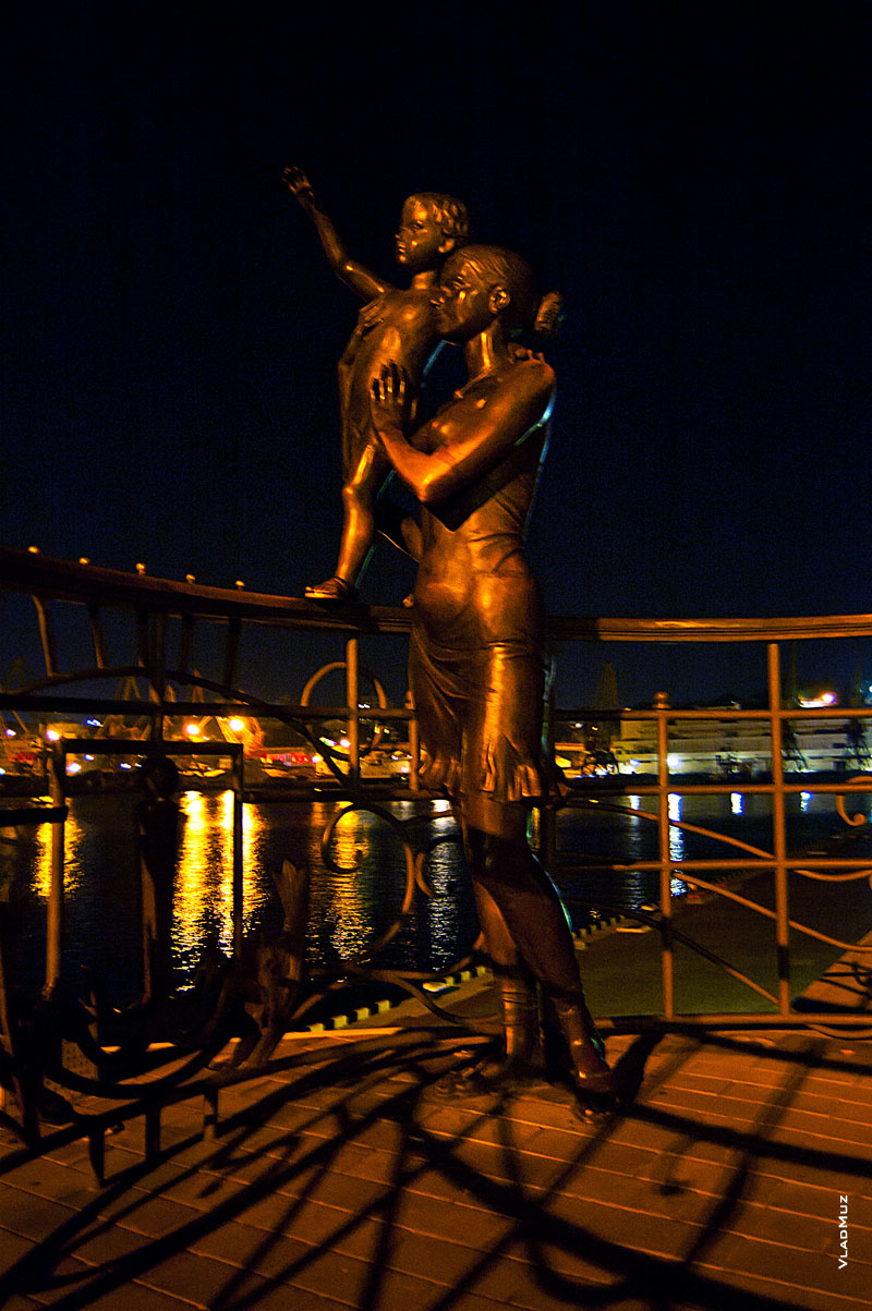 Бронзовая скульптура «Жена моряка» встречает и провожает корабли на Морвокзале и днем, и ночью