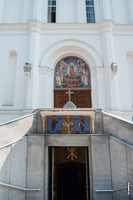 Фото мозаики (или фресок) над верхним и нижним входами в Свято-Успенский кафедральный собор в Одессе в HD-качестве с разрешением 1955 на 2940 пикселей