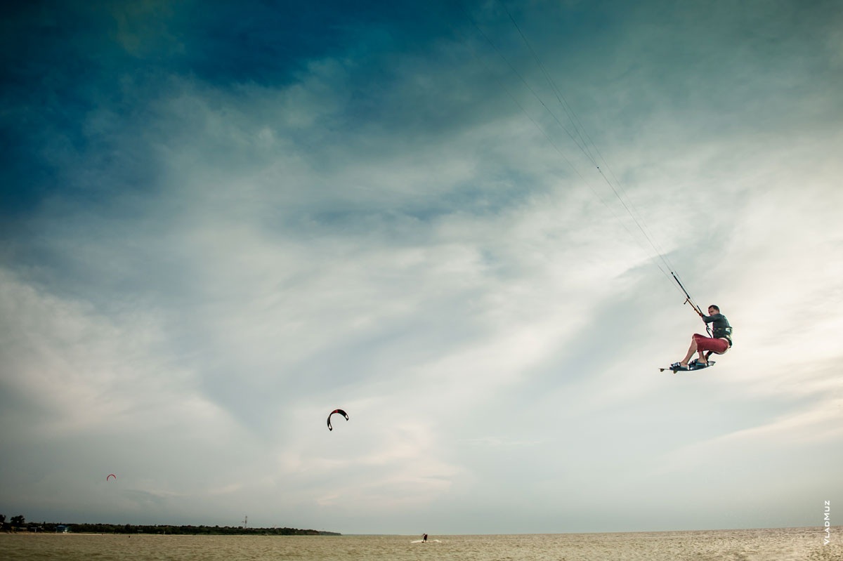 Фото летящего райдера на кайтборде