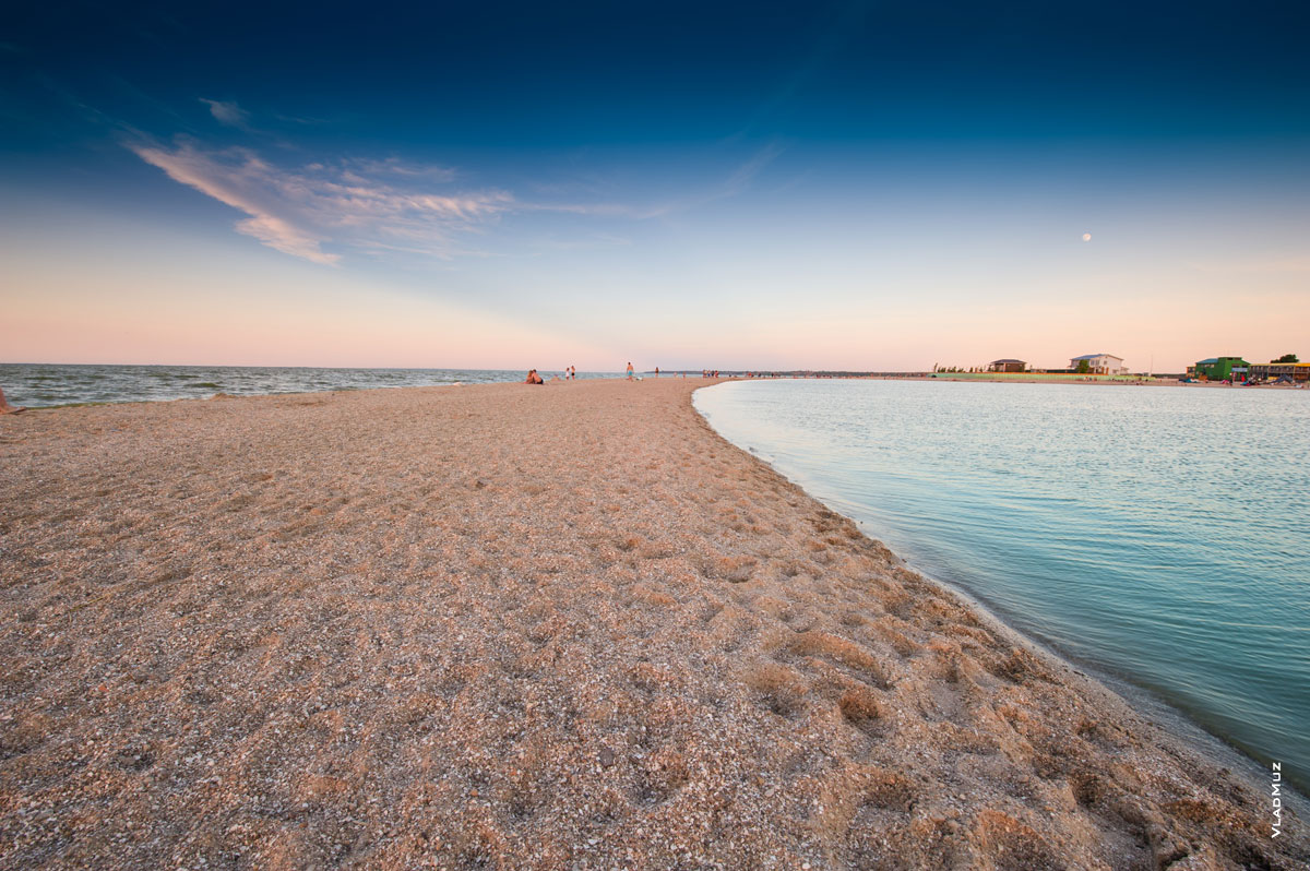 Фото песчаной Павло-Очаковской косы на Азовском море летом на закате