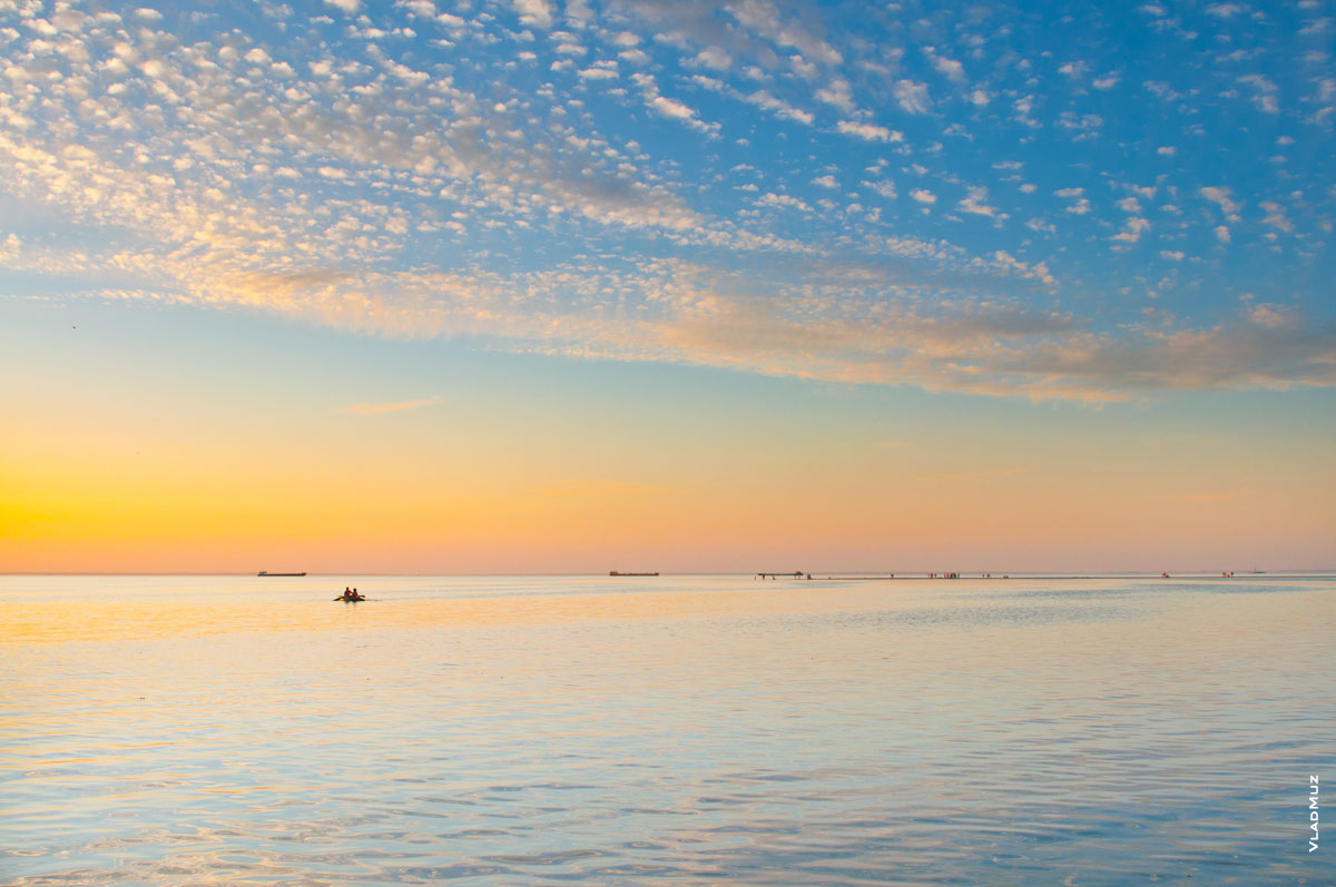 Павло-Очаковская коса, полный штиль на Азовском море, летний морской фото пейзаж на закате