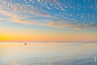 Павло-Очаковская коса, полный штиль на Азовском море, летний морской фото пейзаж на закате