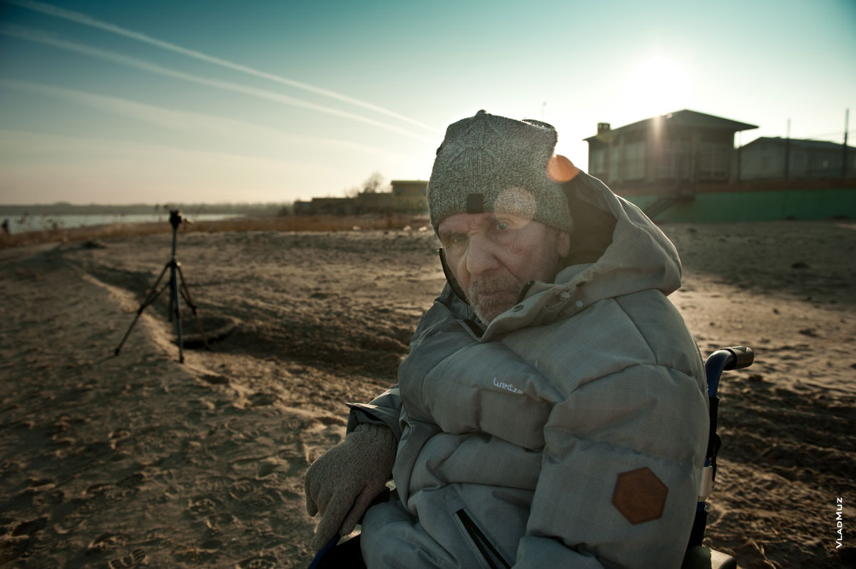 Мужской фотопортрет на зимнем пляже в контровом свете