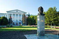 Памятник Юрию Алексеевичу Гагарину рядом с Техническим университетом (Гагарин посетил Ростов-на-Дону с 12 по 14 июня 1967 года)