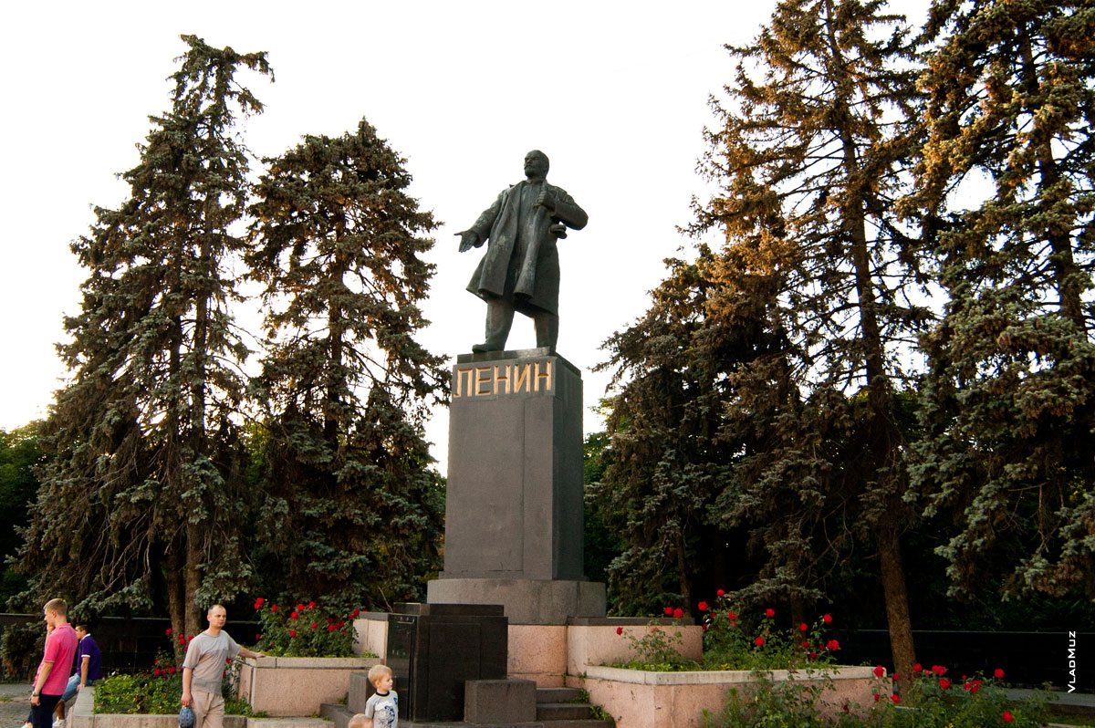 Фото памятника Ленину в Ростове-на-Дону в парке Горького
