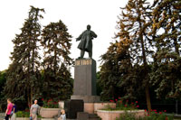 Памятники Ленину в Ростове-на-Дону встречаются чаще всего. Это памятник Ленину в парке Горького. Я пять лет просидел на «квадрате» рядом с Лениным на проспекте Октября