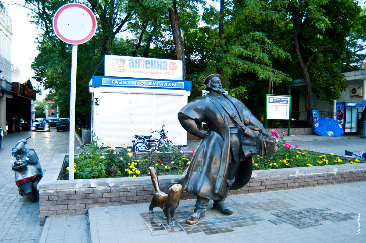 Фото бронзового памятника «Коробейник с котом» в Ростове-на-Дону (установлен 2006)