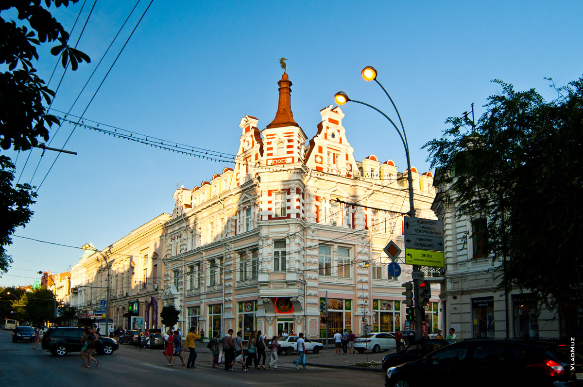 Фото улицы Большой Садовой в Ростове-на-Дону в лучах заходящего солнца