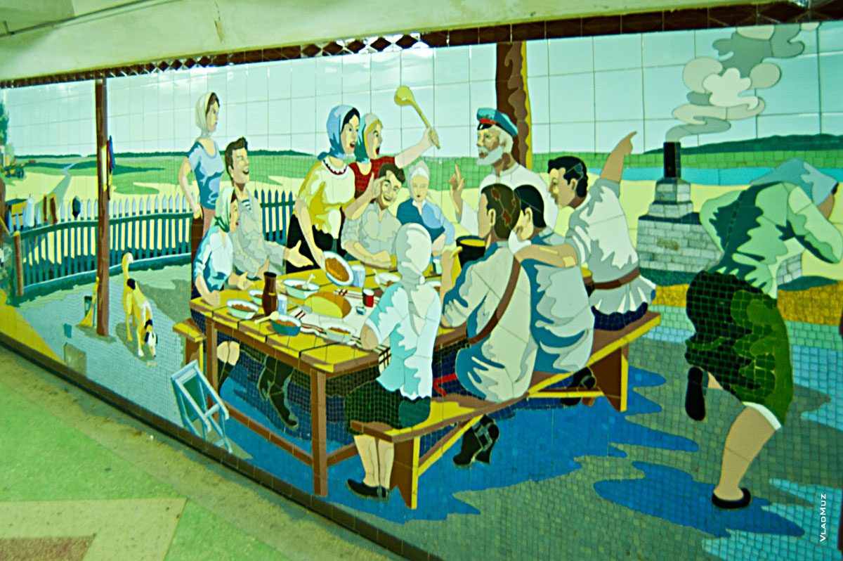Мозаика на стенах в подземных пешеходных переходах Ростова-на-Дону в виде картин советского быта из кафельной плитки