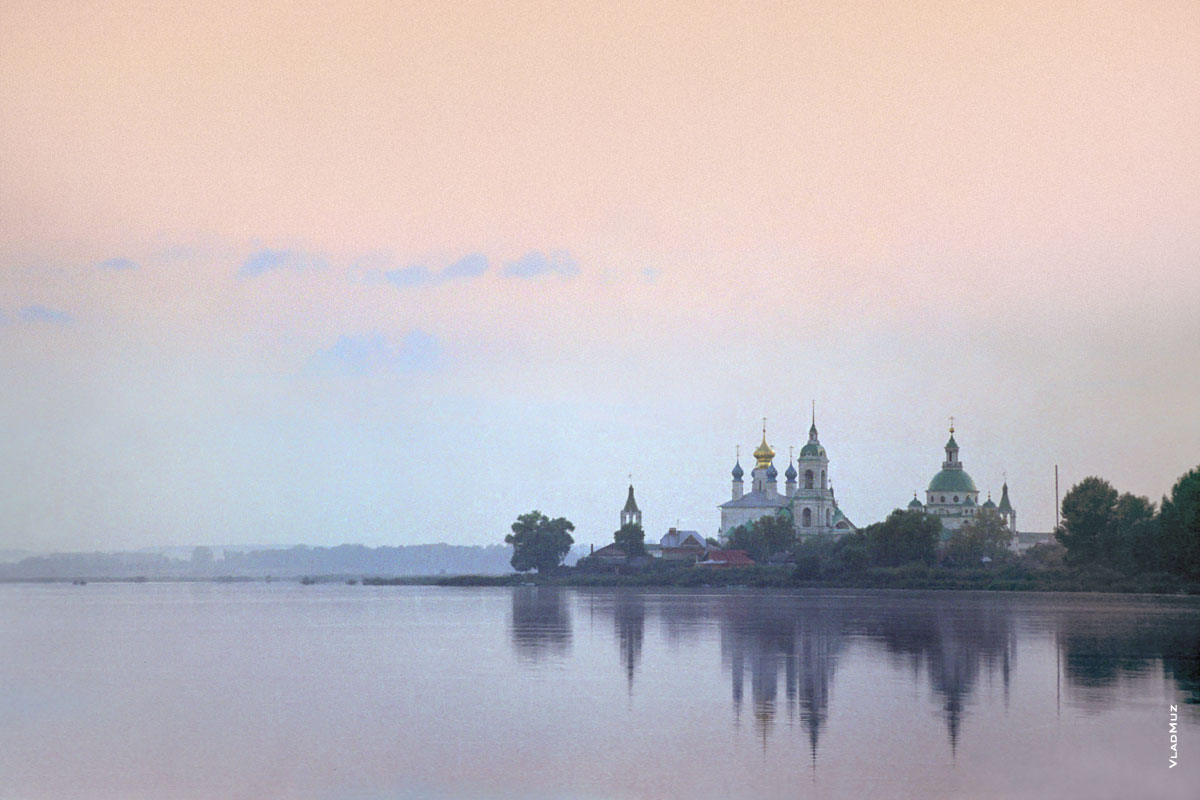 Ростов Великий, летний вечерний фотопейзаж на закате: озеро Неро и Спасо-Яковлевский монастырь