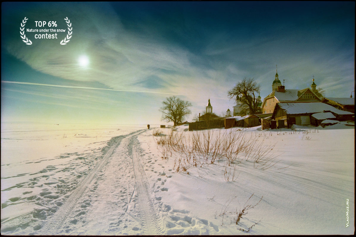Зимний пейзаж в Ростове Великом: озеро Неро, дворовые постройки и Спасо-Яковлевский монастырь