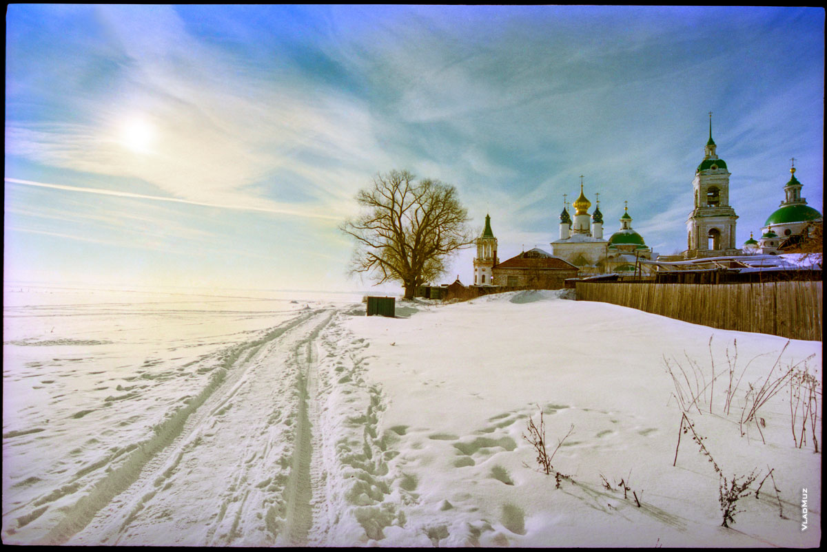 Зимний пейзаж в Ростове Великом: озеро Неро и Спасо-Яковлевский монастырь