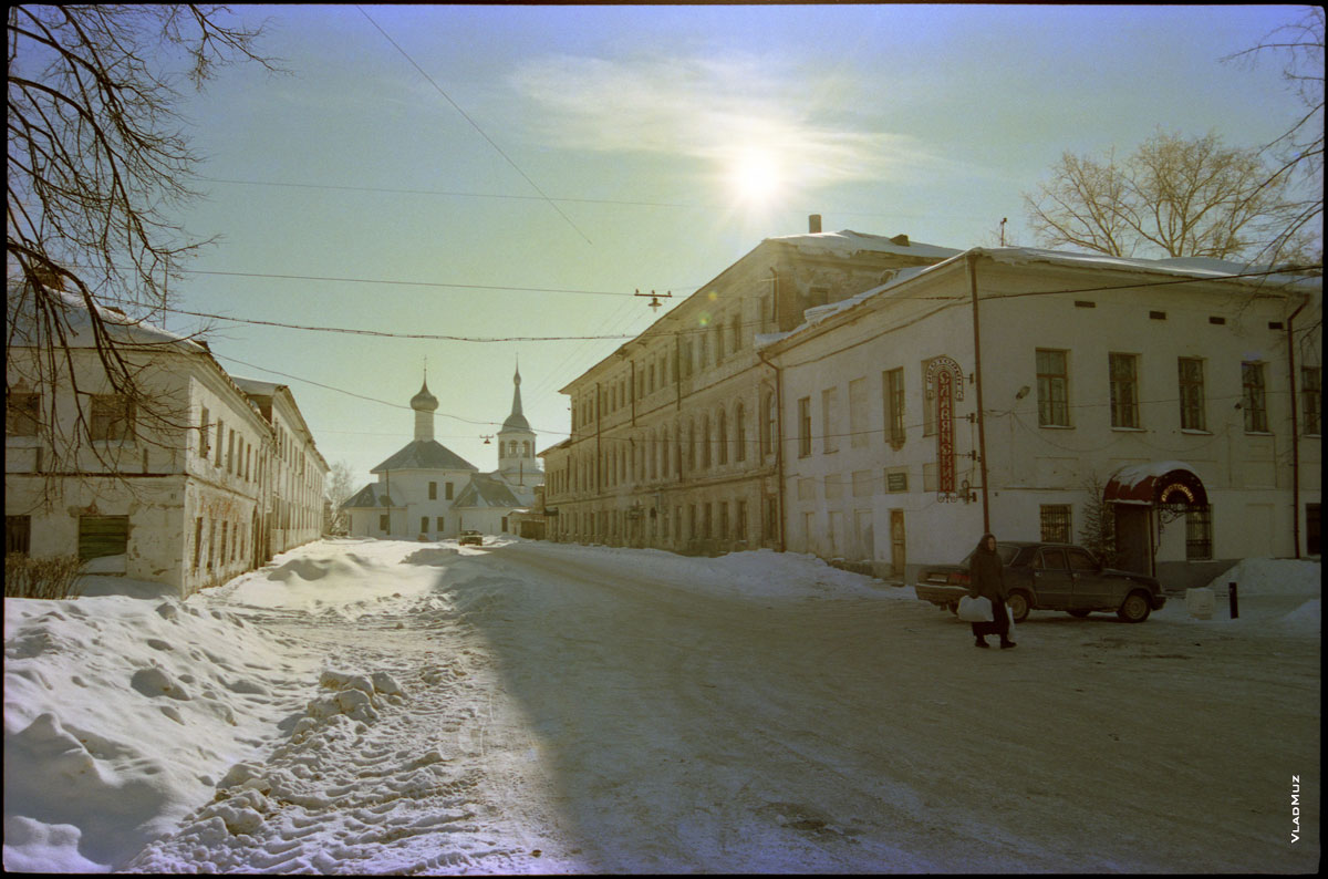 Ростов Великий зимой: фото ресторана «Славянский» (справа) и церкви Николы на Подозёрье вдали