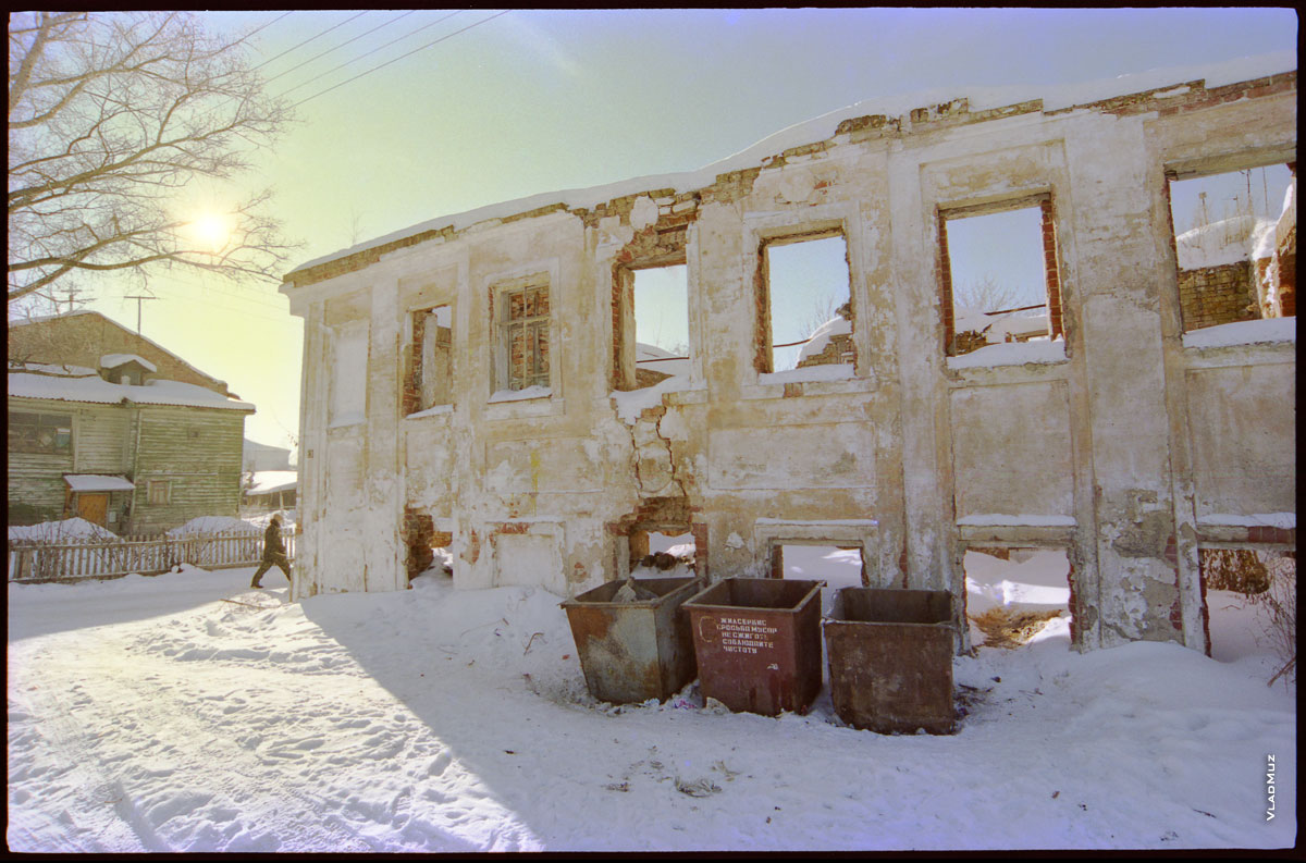 Фото мусорных баков на фоне разрушенного старинного дома в Ростове Великом