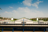 HD-фото здания железнодорожного вокзала в Севастополе, вид со стороны перрона