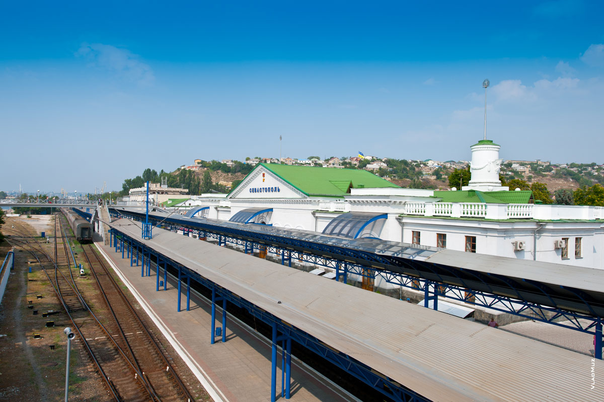 Фото здания железнодорожного вокзала в Севастополе, вид с Днепровского моста