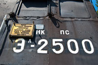 Фото еще 2-х памятных табличек на паровозе Э-2500 у ж/д вокзала в Севастополе